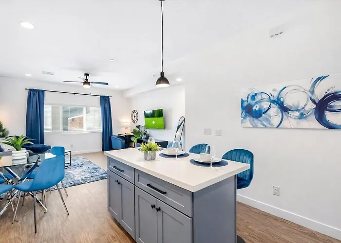 Holiday home Sapphire Leaf- Luxury 3br- Pool, King Beds, Spacious, Quiet, Garage, Close To Airport And Oldtown Phoenix